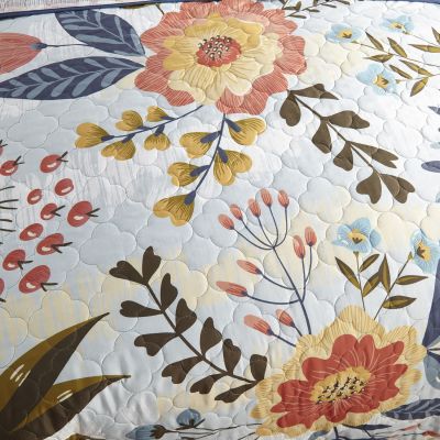 This quilt features a floral and berries pattern.