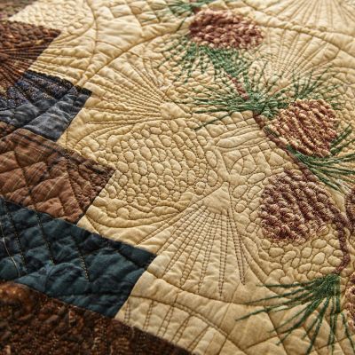 This beautiful cotton quilt blends around a diamond-shaped centerpiece.