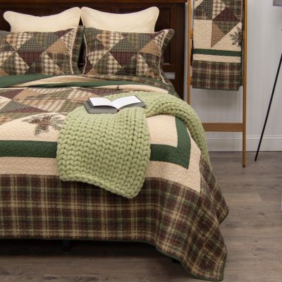 Donna Sharp Pine Star Cotton Quilt Set comes with a quilt and matching pillow shams. Coordinating decorative pillow set (2-piece) sold separately.