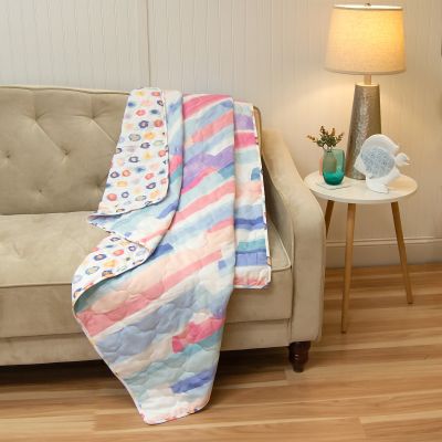 The Smoothie throw matches the quilt with coordinating colors.