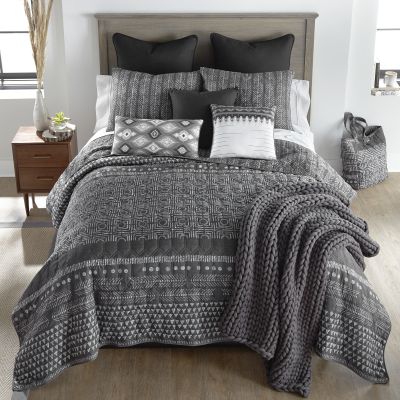 The Nomad set includes one quilt and 2 shams (twin includes 1 sham).